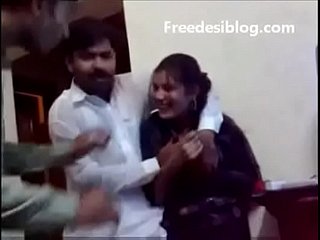 Pakistanais desi fille et garçon apprécient dans chilling salle de l'auberge