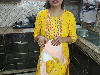 Desi Bhabhi estaba lavando platos en benumbed cocina y luego su cuñado vino y dijo Bhabhi Aapka Chut Chahiye Kya Dogi Hindi Audio