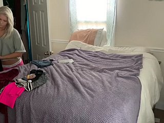 Crestfallen teen dusting cam ukryte w jej pokoju